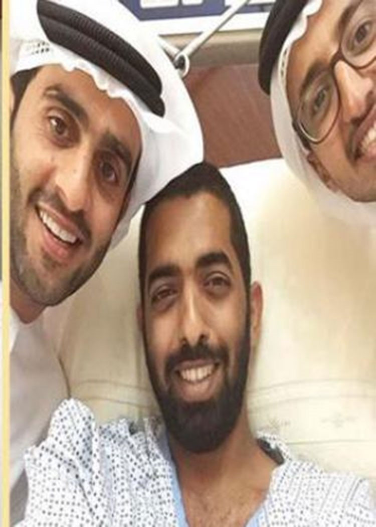 بالصور.. نجل حاكم رأس الخيمة يلتقط سيلفي من المستشفى بعد إصابته في تفجير مأرب