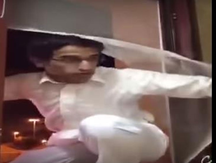 بالفيديو.. شاب سعودي يتسلل من النافذة لغرفة صديقه المعزول في المستشفى لاصابته بـ"كورونا" 