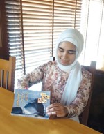 د نادية القناعي توقع على روايتها عندما خرست الموسيقى﻿