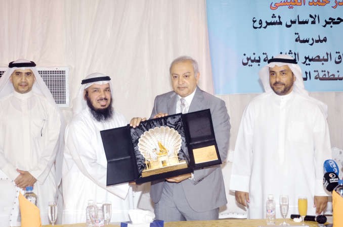 درع تذكارية للوزير العيسى من انور العنجري ويبدو دهيثم الاثري ودخالد الرشيد