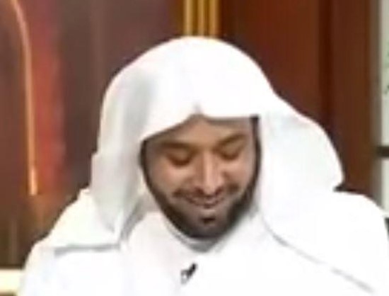 بالفيديو.. متصل بأحد البرامج التلفزيونية يستفتي داعية عن حكم ذبح أضحية للاعب سعودي