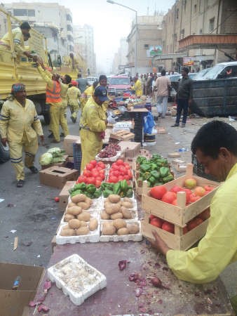 فرق البلدية تصادر كميات من الفاكهة والخضراوات
