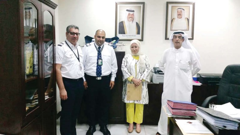 دغالية المطيري وغازي الظفيري مع فريق الطيران المدني