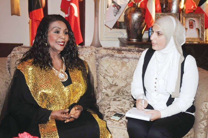 منى طالب تتحدث للزميلة دارين العلي 