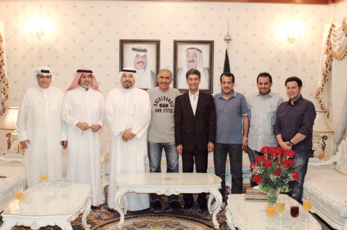 الشيخ دطلال الفهد ونبيل الدخيل يتوسطان الحضور﻿