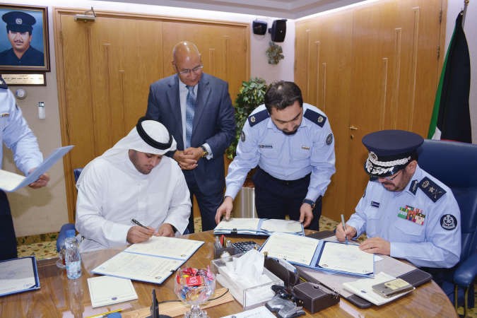 الفريق يوسف الانصاري واحمد جاسم الخرافي خلال توقيع العقد 