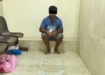 السيلاني في مديرية امن الاحمدي وامامه اكياس الخمور