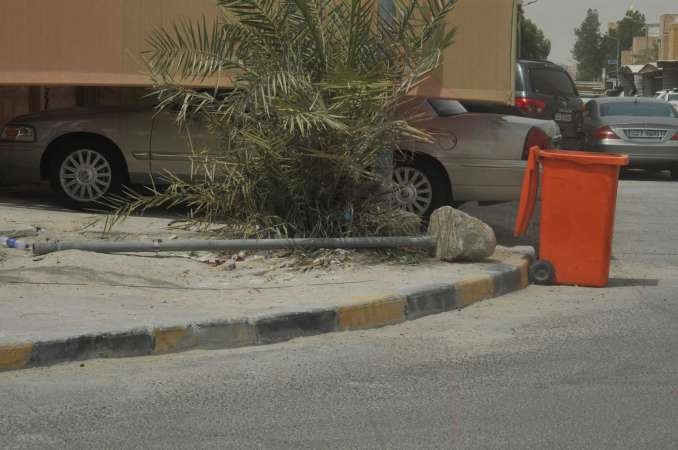 اشارة ارشادية ملقاة على الرصيف