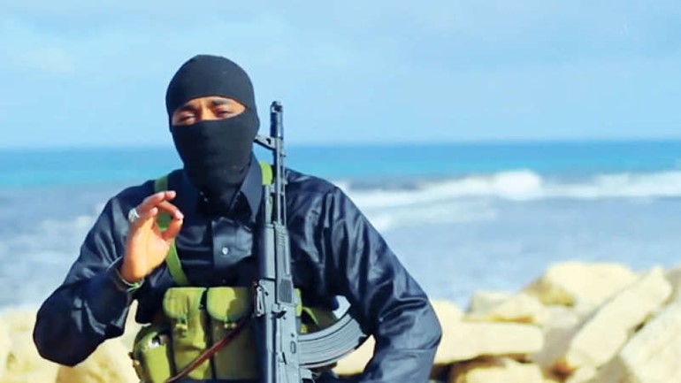الجزراوي خلال توعده خليفة حفتر في شريط مصور على سواحل ليبيا العربية نت ﻿
