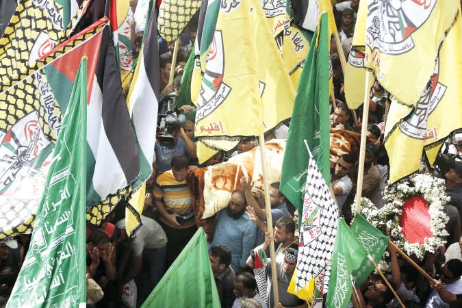 فلسطينيون خلال تشييعهم جثمان ريهام دوابشةبالضفة الغربية امس	افپ﻿