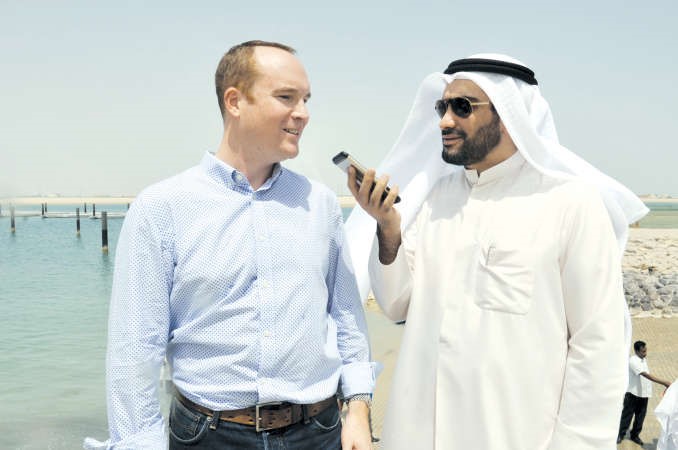 مدير المشاريع البحرية في شركة لالئ الكويت العقارية كريس روز متحدثا الى الزميل محمد راتب﻿