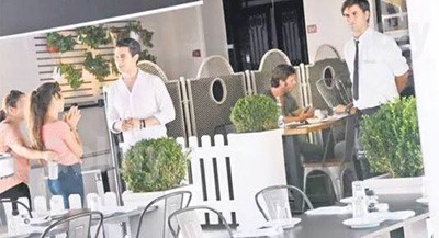 بالصور.. كيفانج تاتليتوج يحرج معجباته ويرفض التصوير معهن