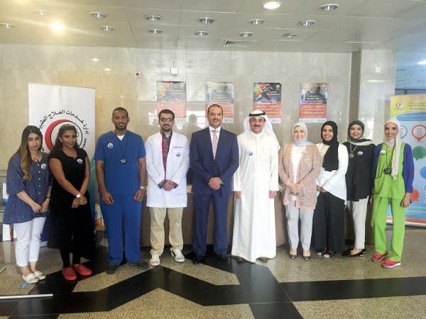 دجمال الحربي مع المشاركين في الاحتفال باليوم العالمي للعلاج الطبيعي﻿