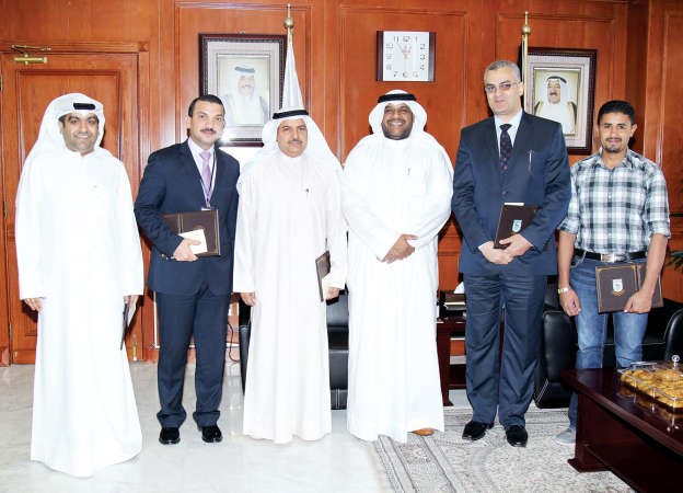 الشيخ احمد المنصور مع المكرمين 