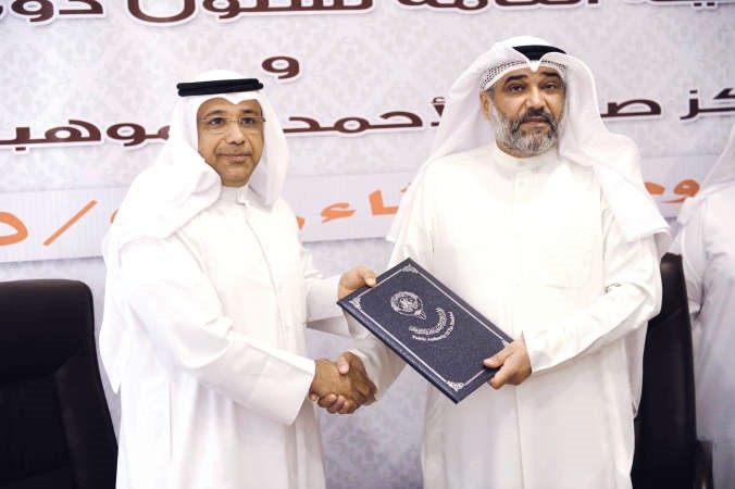 د طارق الشطي ود عمر البناي خلال تبادل الاتفاقية هاني عبدالله