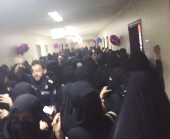 الضابط وقد وضع نفسه في موقف لا يحسد عليه﻿