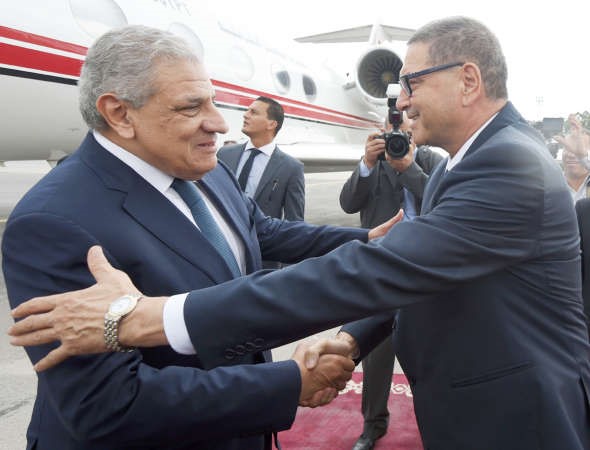 رئيس الوزراء التونسي الحبيب الصيد مستقبلا نظيره المصري مابراهيم محلب افپ
