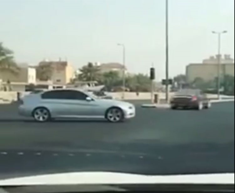 بالفيديو.. متهور ينجو من الموت بأعجوبة بعد تجاوزه الاشارة الحمراء 