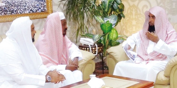 بالصور.. إمام الحرم يلتقي أشهر مطرب كندي اعتزل الغناء