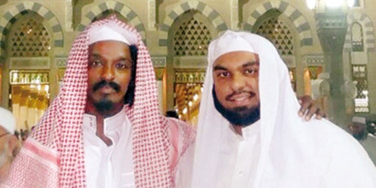 بالصور.. إمام الحرم يلتقي أشهر مطرب كندي اعتزل الغناء