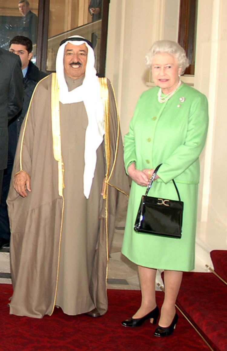 صاحب السمو الامير الشيخ صباح الاحمد مع الملكة اليزابيث الثانية