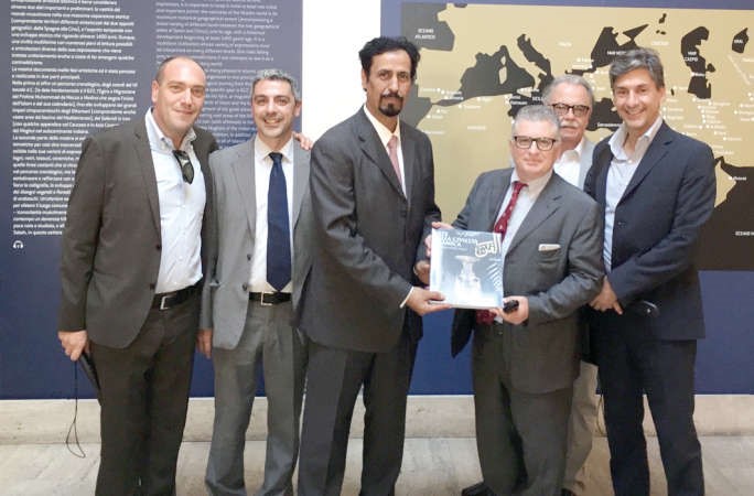 الشيخ علي الخالد ورئيس جامعة روما تورفيرغاتا البروفيسور جوزيبي نوفيللي في معرض الفن الاسلامي بمتحف لا سكوديريا ديل كويرينالي﻿