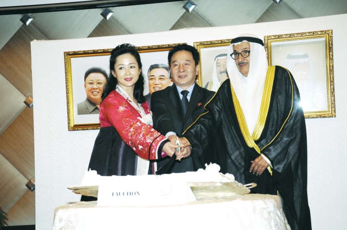 المستشار مساعد الذويخ مشاركا السفير الكوري وحرمه قطع كيكة الاحتفال﻿