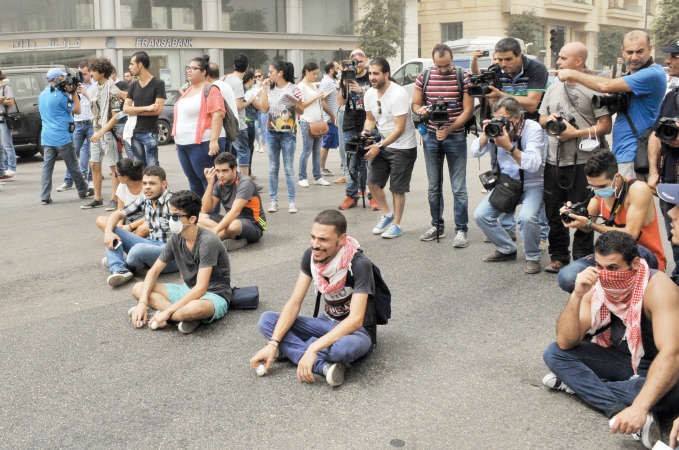  وتجمعات شبابية في ساحة الشهداء وسط اجراءات امنية مشددة محمود الطويل