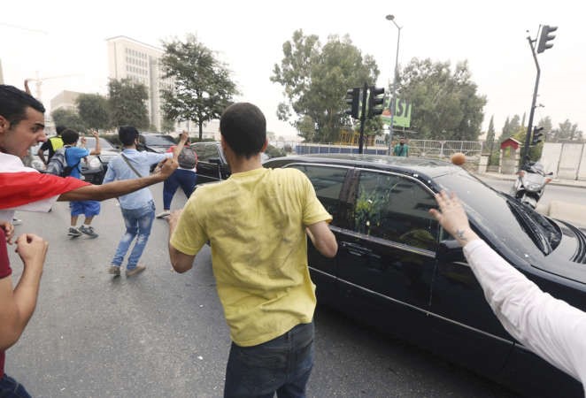 محتجون يقذفون مواكب السياسيين المشاركين في الحوار بالبيض والطماطم