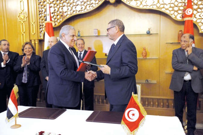 ابراهيم محلب يتبادل مع نظيره التونسي الحبيب الصيد عقود احدى الاتفاقياترويترز﻿
