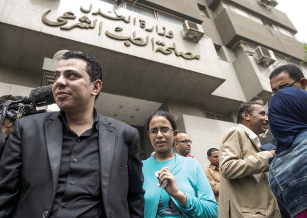 مريم طالبة الصفر عقب الخروج من الطب الشرعي حيث اعادت الاستكتاب الجديدافپ﻿