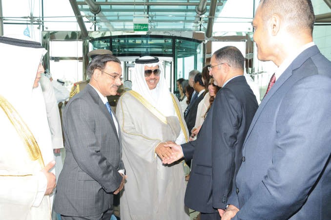 سمو الشيخ جابر المبارك مصافحا عددا من الحضور﻿