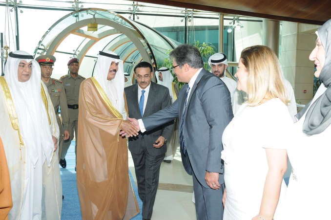 سمو ولي العهد الشيخ نواف الاحمد مصافحا مستقبليه﻿