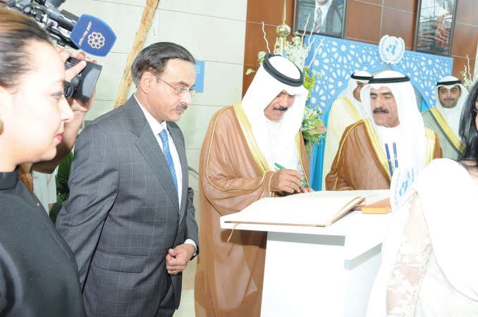 سمو ولي العهد الشيخ نواف الاحمد يوقع على سجل الشرف﻿