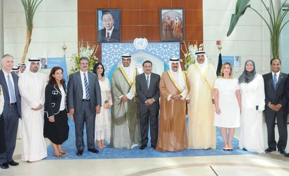 سمو ولي العهد والشيخ صباح الخالد والشيخ محمد العبدالله ودمبشر رياض شيخ يتوسطون عددا من الحضور﻿