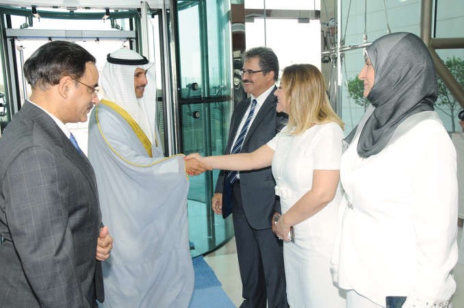 مرزوق الغانم مصافحا بعض الحضور﻿