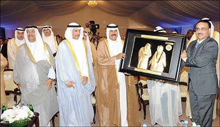 سمو ولي العهد الشيخ نواف الاحمد متسلما هدية تذكارية من دمبشر شيخ بحضور رئيس مجلس الامة مرزوق الغانم وسمو رئيس مجلس الوزراء الشيخ جابر المبارك والشيخ صباح الخالد والشيخ فواز الخالد والشيخ فيصل الحمود