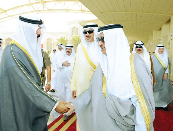سمو الشيخ جابر المبارك مصافحا نائب رئيس مجلس الوزراء ووزير الداخلية الشيخ محمد الخالد﻿