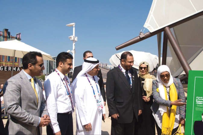 المستشار د عبدالله المعتوق وفيصل المتلقم وفارس العنزي والزميلة نوف العياضي الى جانب لوحة الانباء