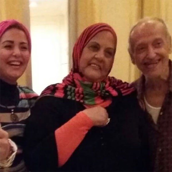 صورة نادرة لصابرين مع والديها.. وبـ"مريلة" المطبخ