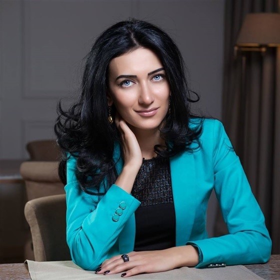 بالصور.. أجمل وزيرة في العالم تشعل مواقع التواصل