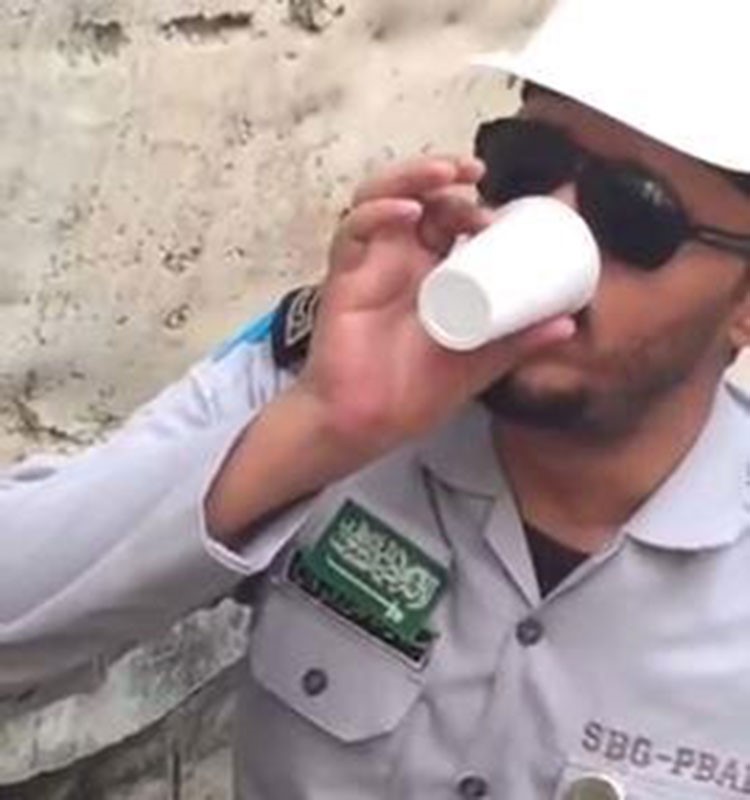 بالفيديو.. "عامل" يوثق تفجّر عين من ماء زمزم خلال توسعة الحرم ويقوم بتذوقه