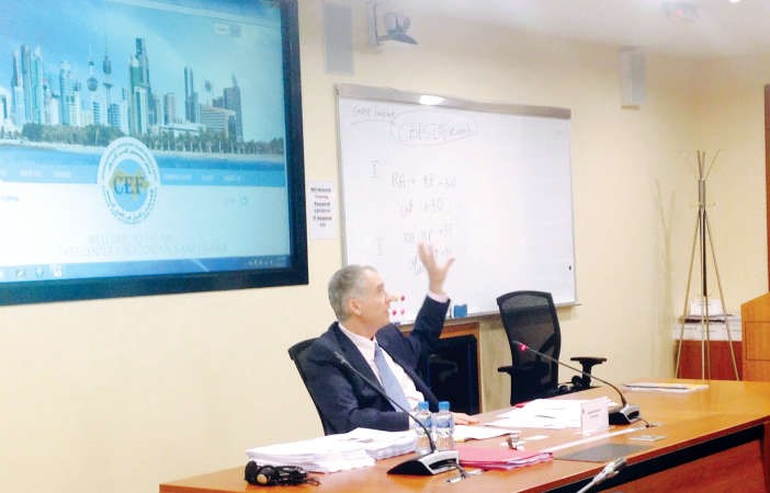 د اسامة كنعان خلال المؤتمر الصحافي 