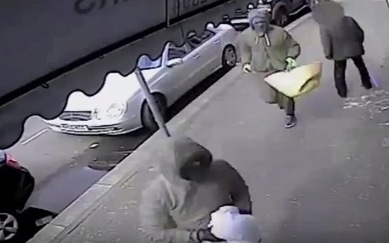بالفيديو.. عامل متجر مجوهرات يحبط عملية سطو بسرعة بديهته