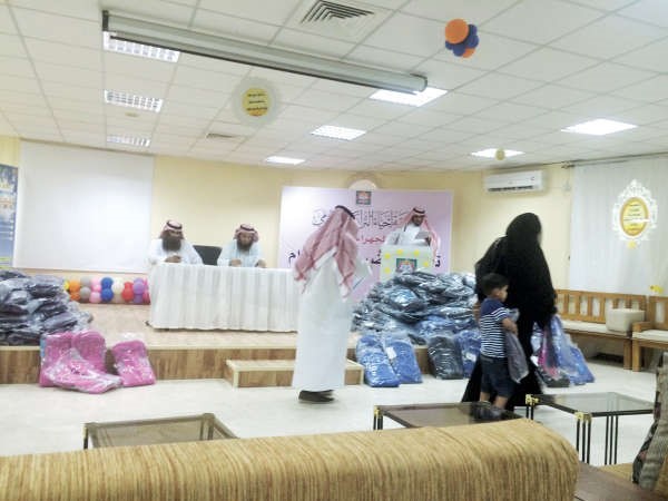 جانب من توزيع الحقائب على الايتام