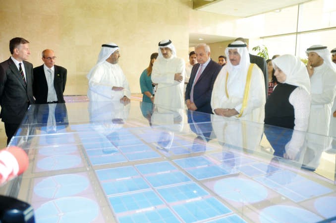 ماحمد الجسار ودبدر العيسى وهند الصبيح ودناجي المطيري ومرزوق الخرافي وعدد من الحضور يطلعون على نموذج للمشروع﻿