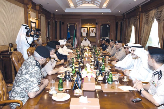 نائب رئيس الوزراء ووزير الداخلية الشيخ محمد الخالد مترئسا اجتماع الوكلاء المساعدين بحضور وكيل وزارة الداخلية الفريق سليمان الفهد