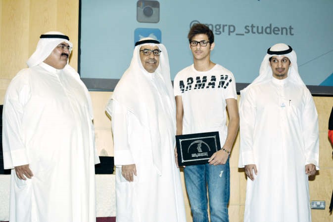 المجدلي وعبدالرحمن المطيري يكرمان احد الطلبة﻿