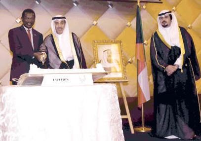 السفير حمد المشعان يشارك سفير جنوب السودان قطع كعكة الاحتفال