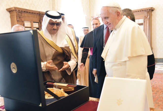 سمو رئيس مجلس الوزراء الشيخ جابر المبارك يتبادل الهدايا مع بابا الفاتيكان